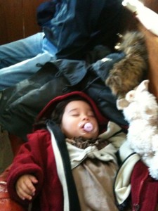 Cleo sov så skönt i en kyrkbänk mellan mamma och bästa Pierre som också lånade ut sin jacka som huvudkudde!